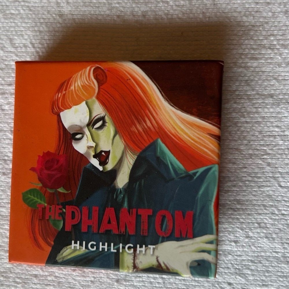 Ioni Classic Horror Queens The Phantom Highlight Face Highlight Magnetic Compact